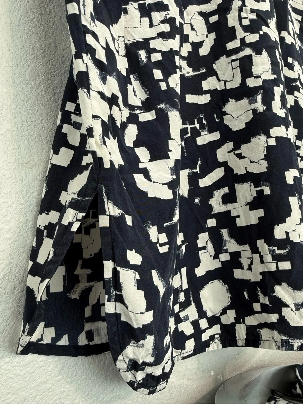 Vince 100% Silk Sleeveless Top Abstract Print Women Size M - Picture 12 of 12